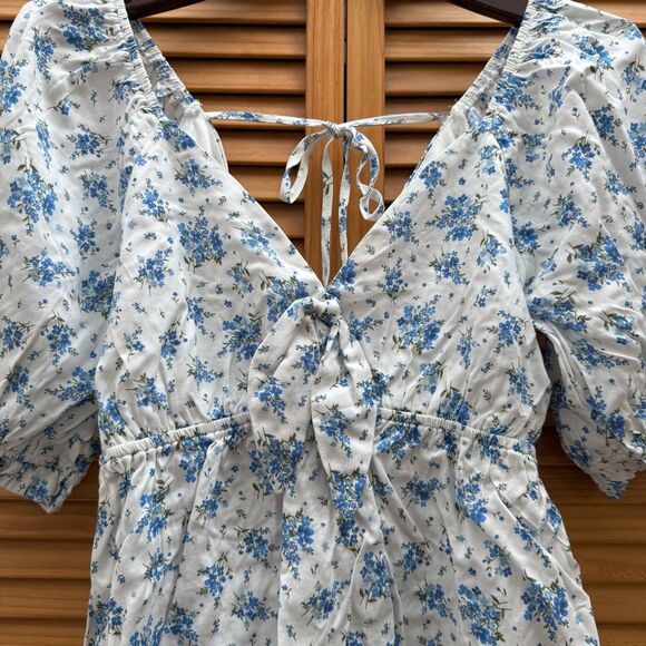 NWT Francesca’s Floral Blouse size medium - Picture 2 of 5
